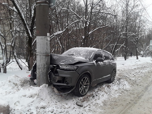 В Иванове водитель «Ауди» сбил пешехода и врезался в столб